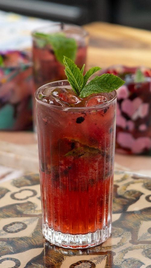 Berry vodka lemonade with fresh mint